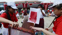 Sejumlah murid membuat seribu kertas daur ulang di SD Tarakanita 5, Jakarta, Sabtu (12/1). Selain memperingati HUT ke-45 SD tersebut, kegiatan ini juga bertujuan untuk mengurangi sampah di Jakarta yang belum teratasi. (Merdeka.com/Imam Buhori)