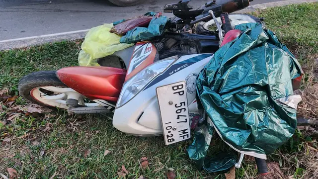 kecelakaan mobil sport tabrak mio di batam