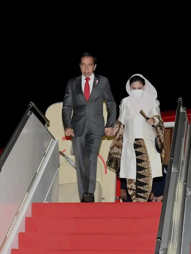 Ibu Negara Iriana Jokowi dan Presiden Jokowi di tangga pesawat. (Foto: Dok. Instagram terverifikasi @jokowi)