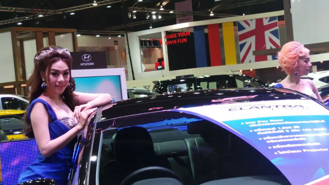 Aksi Model Cantik di Bangkok International Motor Show
