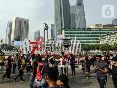 Masyarakat menggunakan masker saat berolahraga pada car free day (CFD) di kawasan Bundaran HI, Jakarta, Minggu (13/8/2023). Per pukul 06.14 WIB pagi ini, kualitas udara Jakarta terburuk di dunia berdasarkan pantauan situs IQAir. (Liputan6.com/Faizal Fanani)