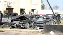Sejumlah mobil rusak akibat bom truk yang meledak di sekolah polisi di kota Zliten, wilayah barat Libya, Kamis (7/1). Belum ada yang mengaku bertanggung jawab terkait serangan bom yang menewaskan sedikitnya 50 orang tersebut. (AFP PHOTO/MAHMUD Turkia)