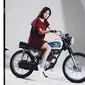 Milea saat berpose di atas CB 100 yang dipakai Dilan dalam film Dilan 1990 (instagram @iqbaal.e)