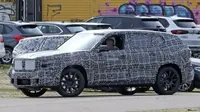 SUV berbalut kamuflase yang diduga BMW X8. (Autocar UK)