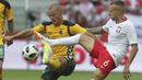 Pemain Polandia,  Jacek Goralski (kanan) berebut bola dengan pemain Lituania, Darvydas Sernas pada laga uji coba di Stadion Narodowy, Warsaw, Polandia, (12/6/2018). Polandia menang 4-0. (AP/Czarek Sokolowski)