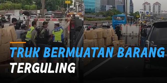 VIDEO: Truk Bermuatan Barang Terguling di Jalan Layang