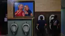 Orang-orang mengunjungi museum 3D di Jakarta, Minggu (7/11/2021). Museum 3D tersebut dibuka kembali setelah pelonggaran pembatasan Covid-19. (AFP/Adek Berry)