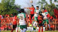Persinga Ngawi Vs Persatu Tuban berbagi poin setelah hanya bermain imbang, 1-1 lewat laga dramatis, di Stadion Ketonggo, Sabtu (13/5/2017). (Bola.com/Ronald Seger)