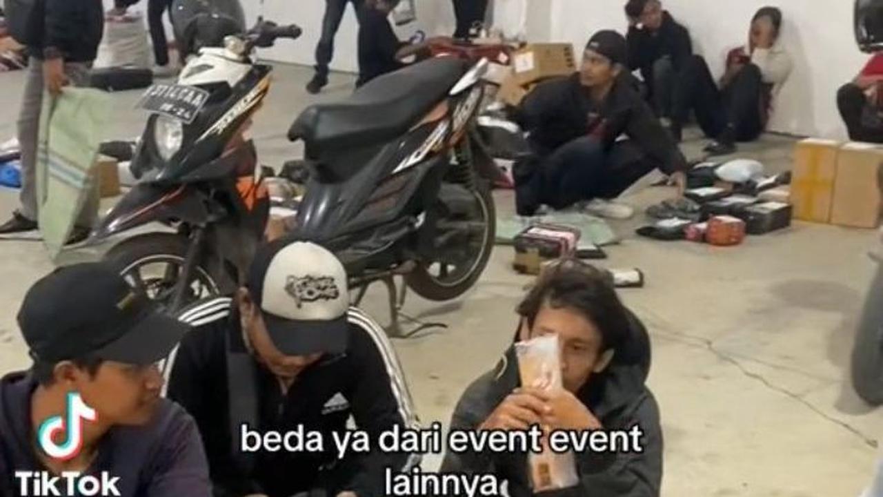 Ia pun mencurahkan perasaannya di <i>event </i>angka kembar 10.10 kali ini. Menurutnya, <i>event </i>10.10 ini cukup berbeda dari momen sebelum-sebelumnya. Tampak pada potret ini gudang yang biasanya penuh dengan paket, kini tampak kosong.