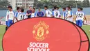 Para Pemain Dream Team B serius mendengarkan arahan pelatih sebelum bertanding pada ajang United Way Coaching Clinic bersama You C1000 di Stadion Soemantri Brojonegoro, Jakarta, Sabtu (7/5/2016). (Bola.com/Nicklas Hanoatubun)