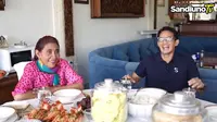 Sambangi Rumah Susi Pudjiastuti, Sandiaga Uno Dimasaki Makanan Favoritnya. foto: youtube 'Sandiuno TV'