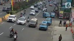 Angkutan umum melintas di sekitar Terminal Depok, Jawa Barat, Kamis (14/5/2020). Kepala Sub Bagian Tata Usaha Terminal Terpadu Depok Reynold Jhon mengatakan, pengguna angkutan umum di Terminal Terpadu Depok mengalami penurunan 10-20 persen selama pemberlakuan PSBB. (Liputan6.com/Immanuel Antonius)