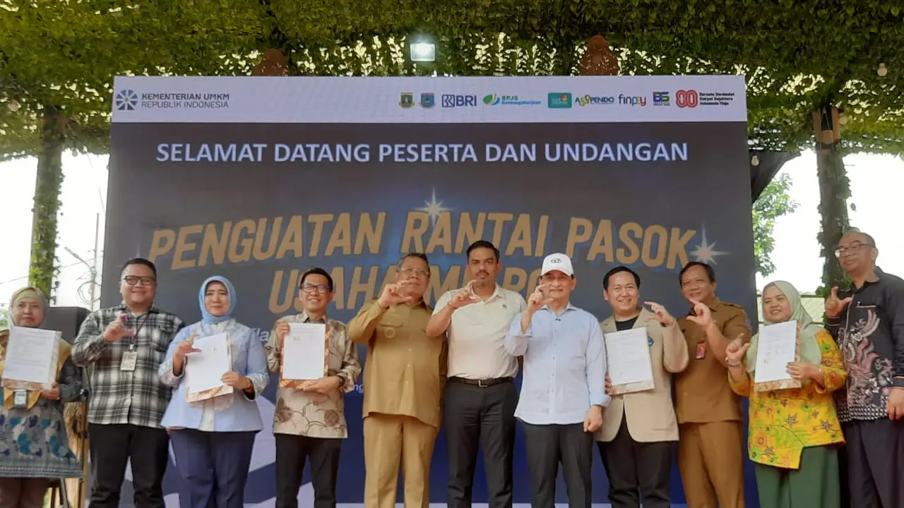 Menteri UMKM Maman Abdurahman (keenam dari kanan) menghadiri event 'Penguatan Rantai Pasok Usaha Mikro' di Gerai Lengkong Tangerang Selatan, Jumat (1/8/2025).