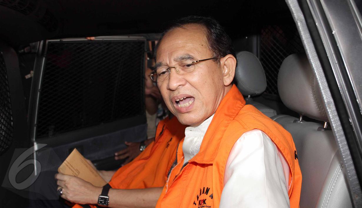 Mantan Menteri Agama Suryadharma Ali (SDA) saat tiba di Gedung KPK, Jakarta, Senin (8/6/2015). SDA kembali diperiksa dalam kapasitasnya sebagai tersangka tindak pidana korupsi penyelenggaraan ibadah haji.  (Liputan6.com/Helmi Afandi)