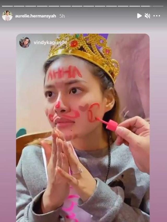 6 Momen Bridal Shower Aurel Hermansyah dari Keluarga, Wajah Dicoret Lipstik