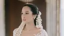 Penampilan memikat Maudy Ayunda di hari pernikahannya juga tak terlupakan. Ia tampil megah dengan kebaya pengantin berwarna putih, lengkap dengan veil putih yang menjuntai hingga ke lantai. [Foto: Instagram/maudyayunda]