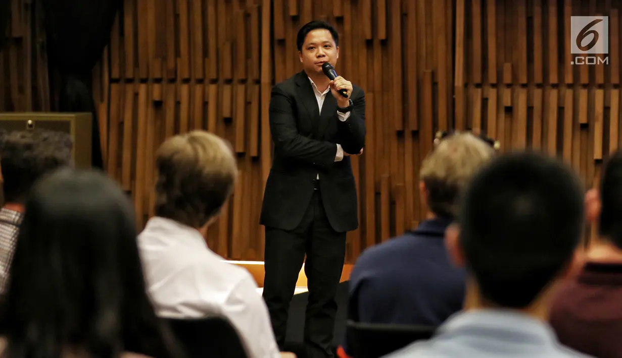 Deputy Director Programming SCTV David Suwarto saat menjelaskan kepada mahasiswa Virginia University saat berkunjung di Jakarta, Rabu (29/5/2019). Kunjungan mahasiswa Virginia University ke SCTV tersebut untuk melihat bagaimana cara produksi sebuah program televisi dibuat. (Liputan6.com/Johan Tallo)