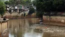 Warga memancing di Kali Krukut dekat TPU Karet Bivak Jakarta, Sabtu (5/11). Tumpukan sampah terlihat menggenang di sisi aliran Kali Krukut dan berbau. (Liputan6.com/Helmi Fithriansyah)