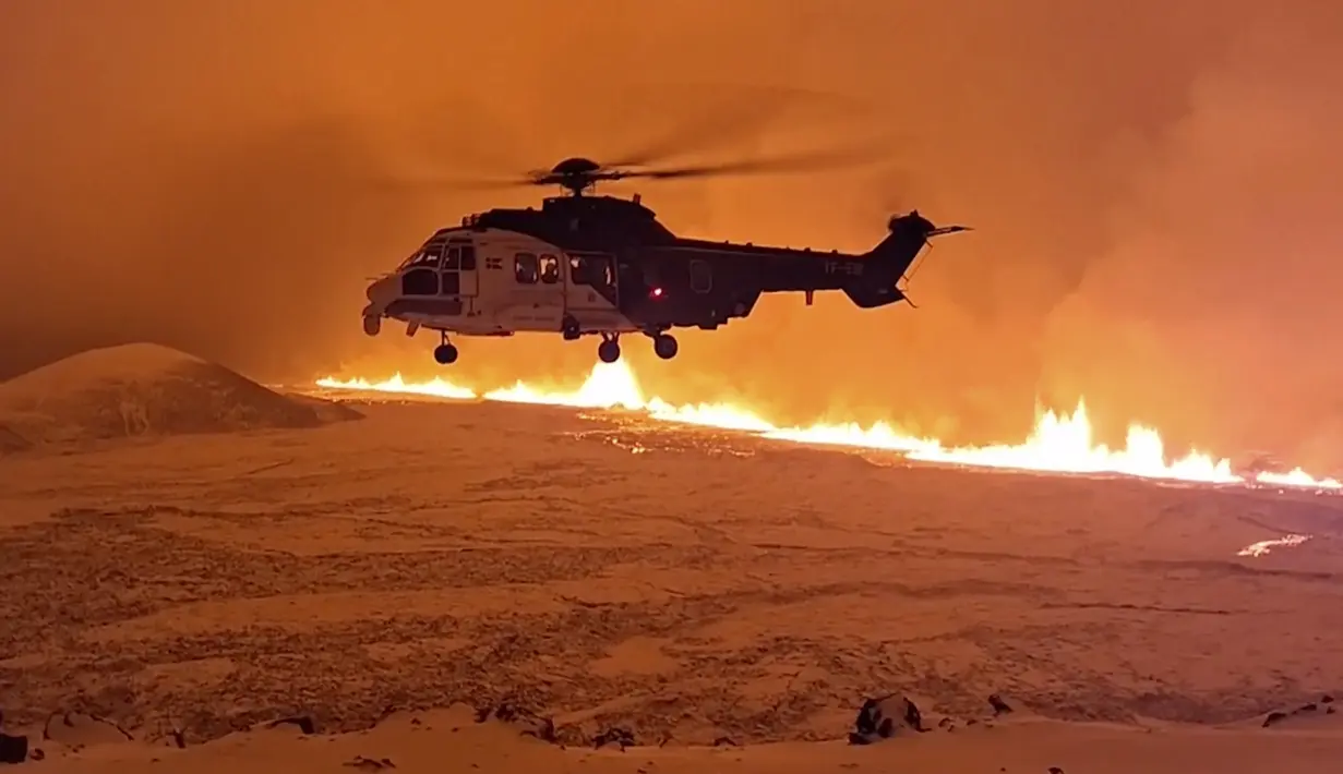 Letusan tersebut dapat dilihat dari Reykjavik, yang berjarak sekitar 42 km (26 mil) di sebelah timur laut Grindavik. (Icelandic coast guard via AP)