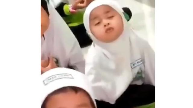 6 Potret Menahan Kantuk Ini Kocak, Ada yang Menguap Lebar