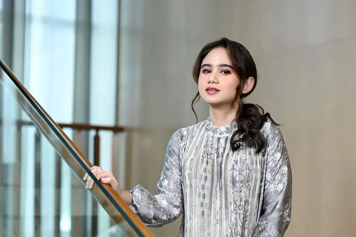 8 Gaya Pemotretan Maia Estianty Bersama Al, El, Dul, dan Calon Mantu Tissa Biani, Kompak Pakai Baju Lebaran Sarimbit
