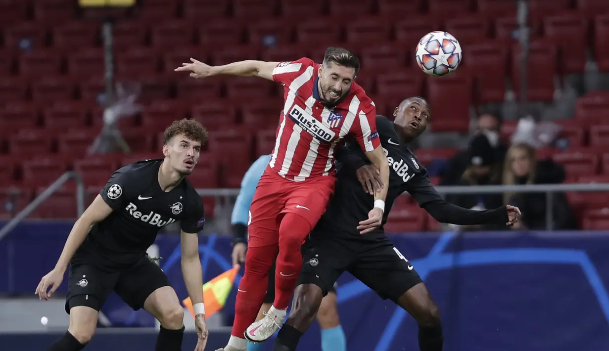 Pemain Atletico Madrid, Hector Herrera berebut bola dengan pemain Salzburg, Majeed Ashimeru pada pertandingan grup A Liga Champions di stadion Wanda Metropolitano di Madrid, Spanyol, Selasa (27/10/2020).  Atletico Madrid menang 3-2 atas Salzburg. (AP Photo/Manu Fernandez)