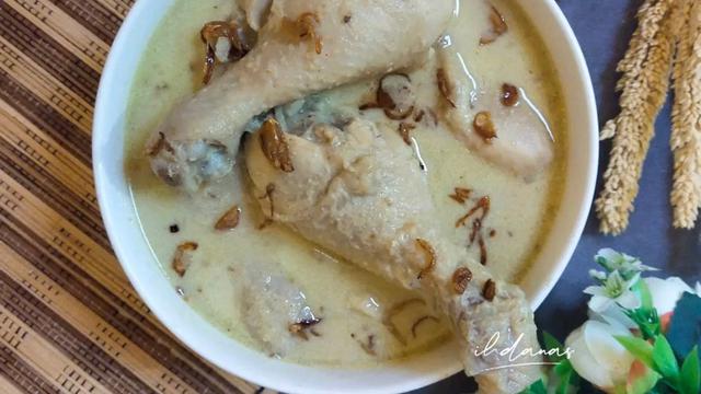 Opor Ayam Kuah Putih untuk disajikan saat lebaran