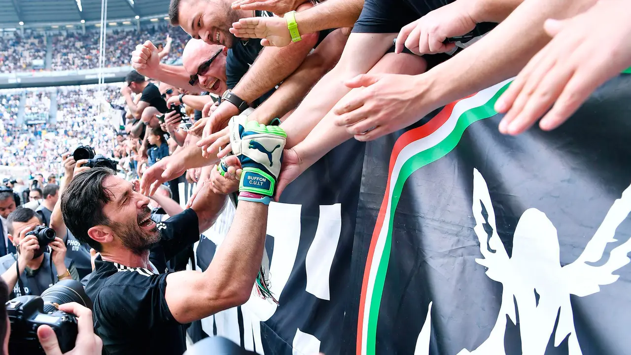 Pelukan Tifosi Juventus untuk Gianluigi Buffon