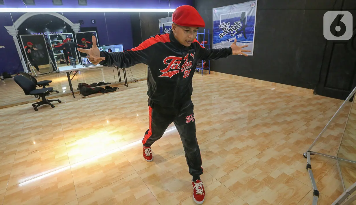 Instruktur mengajar murid street dance genre hip hop secara virtual di O2dance School, BSD Nusa Loka, Tangerang Selatan, Sabtu (20/6/2020). Sejak bulan Maret murid-murid berlatih di rumah secara vitual guna mencegah penyebaran virus Covid-19. (Liputan6.com/Fery Pradolo)
