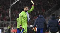 Kiper PSG Gianluigi Donnarumma melambai kepada para penggemarnya usai bertanding melawan Bayern Munchen pada leg kedua babak 16 besar Liga Champions di Allianz Arena di Munich, Jerman, Kamis (9/3/2023). Dua gol Bayern dalam pertandingan ini masing-masing dicetak oleh Eric Maxim Choupo-Moting dan Serge Gnarby. (AP Photo/Andreas Schaad)