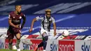 Pemain West Bromwich Albion, Grady Diangana membawa bola dari kawalan pemain Leicester City, Youri Tielemans pada pertandingan Liga Inggris di Hawthorns di West Bromwich, Inggris, Minggu, (13/9/2020). Leicester menang telak 3-0 atas West Bromwich Albion. (Tim Keeton/Pool via AP)
