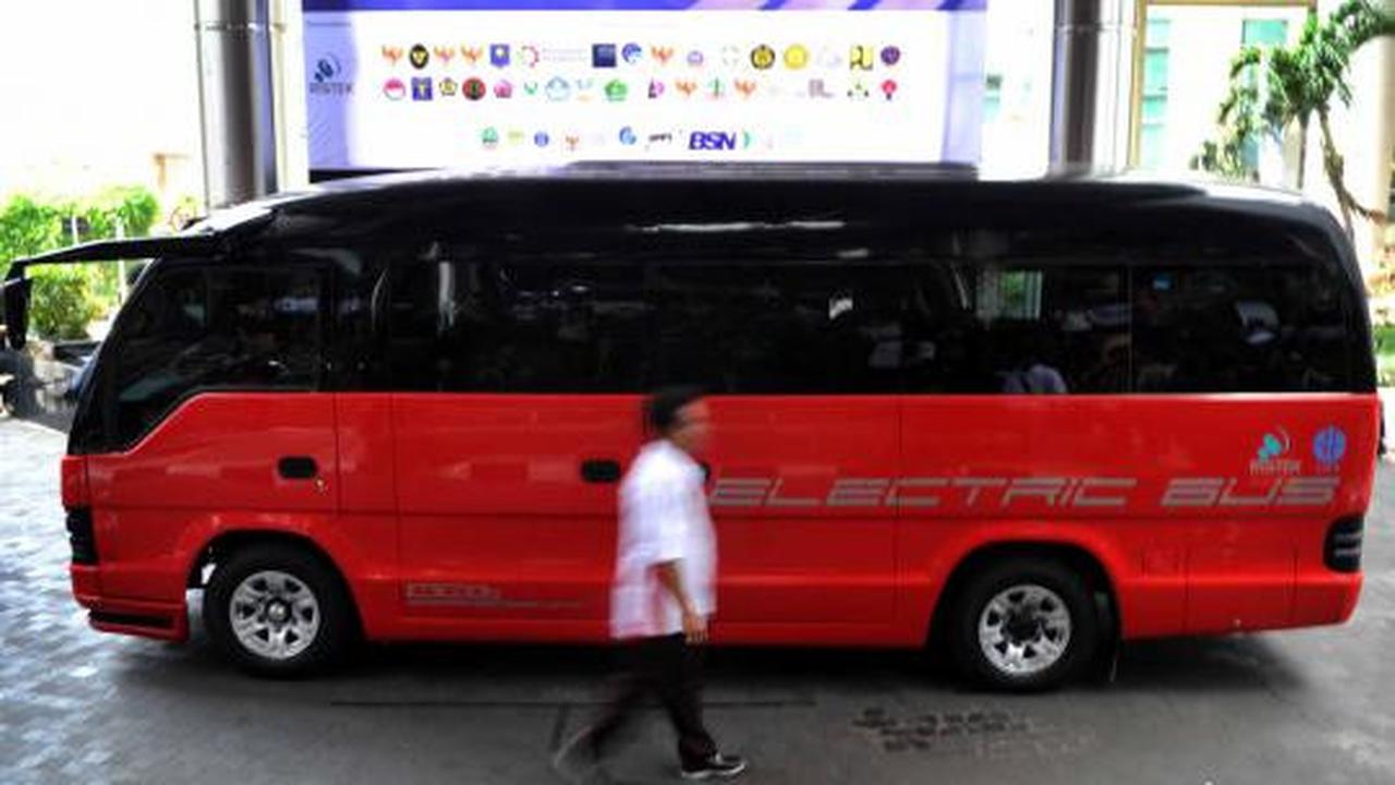 Menristek uji coba minibus listrik nasional