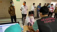 Wagub Jabar Uu Ruzhanul Ulum saat diperiksa tekanan darah oleh tim dokter RS Hasan Sadikin Bandung, sebelum disuntik vaksin Covid-19 Sinovac impor, Bandung, Kamis, 14 Januari 2021. ( Humas RSHS)