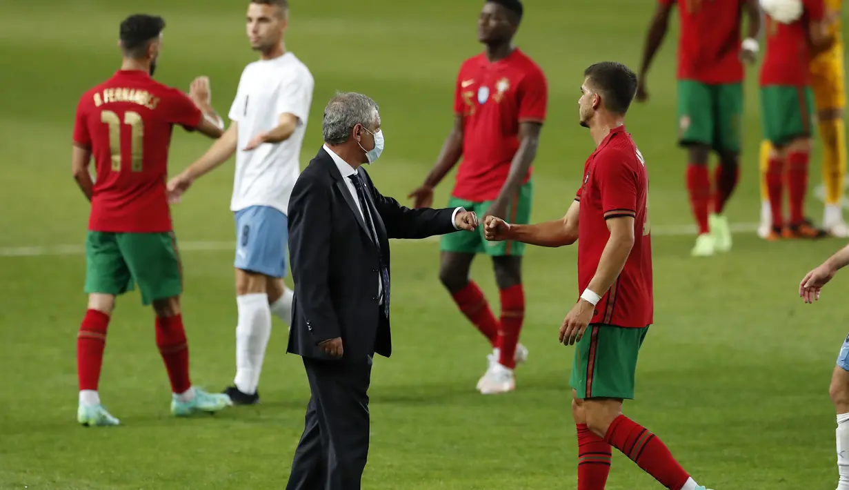 Pelatih Portugal, Fernando Santos (kiri) merayakan kemenangan 4-0 atas Israel bersama striker Andre Silva dalam laga uji coba menjelang Euro 2020 di Jose Alvalade Stadium, Lisbon, Rabu (9/6/2021). (AP/Armando Franca)
