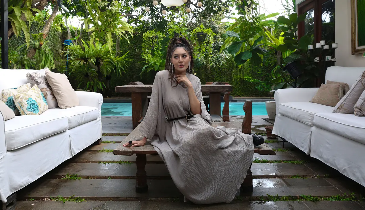 Pelantun lagu Santai dan Cintai Aku Lagi ini vakum dari dunia hiburan karena fokus bisnis. Kini, ia kembali untuk berkarya dengan merilis lagu berjudul Pura-Pura Tidak Tahu. [Foto: KapanLagi.com/Budy Santoso]