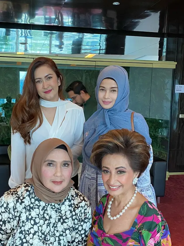 Nafa Urbach dan Jihan Fahira bersama produser dan pemain sinetron era 90-an (Foto: Instagram/@yatioctaviapangky)