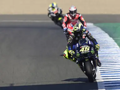 Pembalap Monster Energy, Valentino Rossi, saat latihan bebas pertama (FP1) MotoGP Andalusia 2020 di Sirkuit Jerez, Jumat (24/7/2020). Vinales mengukir waktu lap tercepat dan Rossi menempati posisi kedua. (AFP/Javier Soriano)