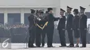 Presiden Joko Widodo memberi penghargaan bintang bhayangkara nararya ke sejumlah anggota polisi saat HUT Bhayangkara Polri ke-69 di Mako Brimob, Jakarta, Rabu (1/7/15). (Liputan6.com/Herman Zakharia)