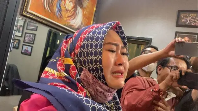 Makin Memanas, Ini 6 Momen Shelvie Hana Histeris saat Datangi Jumpa Pers Daus Mini