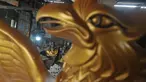 Pekerja menyelesaikan pembuatan kerajinan patung Garuda Pancasila di Garuda Fiber, kawasan Jakarta Timur, Rabu (7/8/2024). (merdeka.com/Imam Buhori)