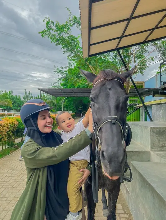 Zaskia Sungkar mulai mengenalkan kuda sejak kecil. "My little equestrian MasyaaAllah Tabarakallah," tulis Zaskia Sungkar. [Instagram/zaskiasungkar15]