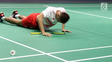 Ganda putra Indonesia, Fajar Alfian berusaha bangkit usai terjatuh saat melawan pemain China Zhang Nan/Liu Cheng pada final Beregu Putra Asian Games 2018 di Istora Kompleks GBK, Rabu (22/8). Indonesia kalah 1-3. (Liputan6.com/Helmi Fithriansyah)