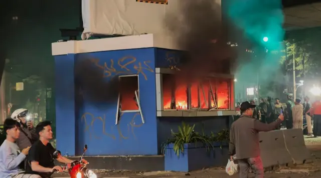 Pos Polisi di Bawah Flyover Slipi Dibakar Massa