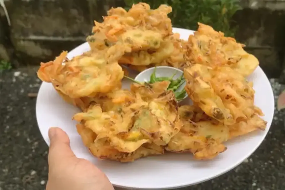 Buat bakwan sayur renyah dan minim minyak dengan resep mudah ini. Cita rasa yang menggugah selera menanti.