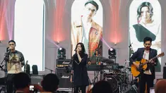 Aksi panggung kolaborasi Afgan Syahreza, Isyana Sarasvati, dan Rendy Pandugo saat rilis single 'Heaven' di Jakarta, Rabu (21/2). Lagu 'Heaven' berkonsep simple, ringan, dan easy listening dengan nuansa menebar kebahagiaan. (Liputan6.com/Faizal Fanani)