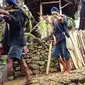 Masyarakat Suku Baduy Luar mulai berjalan membawa hasil kebun dan sawah di Kampung Kadu Ketug, Kabupaten Lebak, Banten (13/05). Mereka berjalan ke Ciboleger naik angkutan umum. (Liputan6.com/Fery Pradolo)