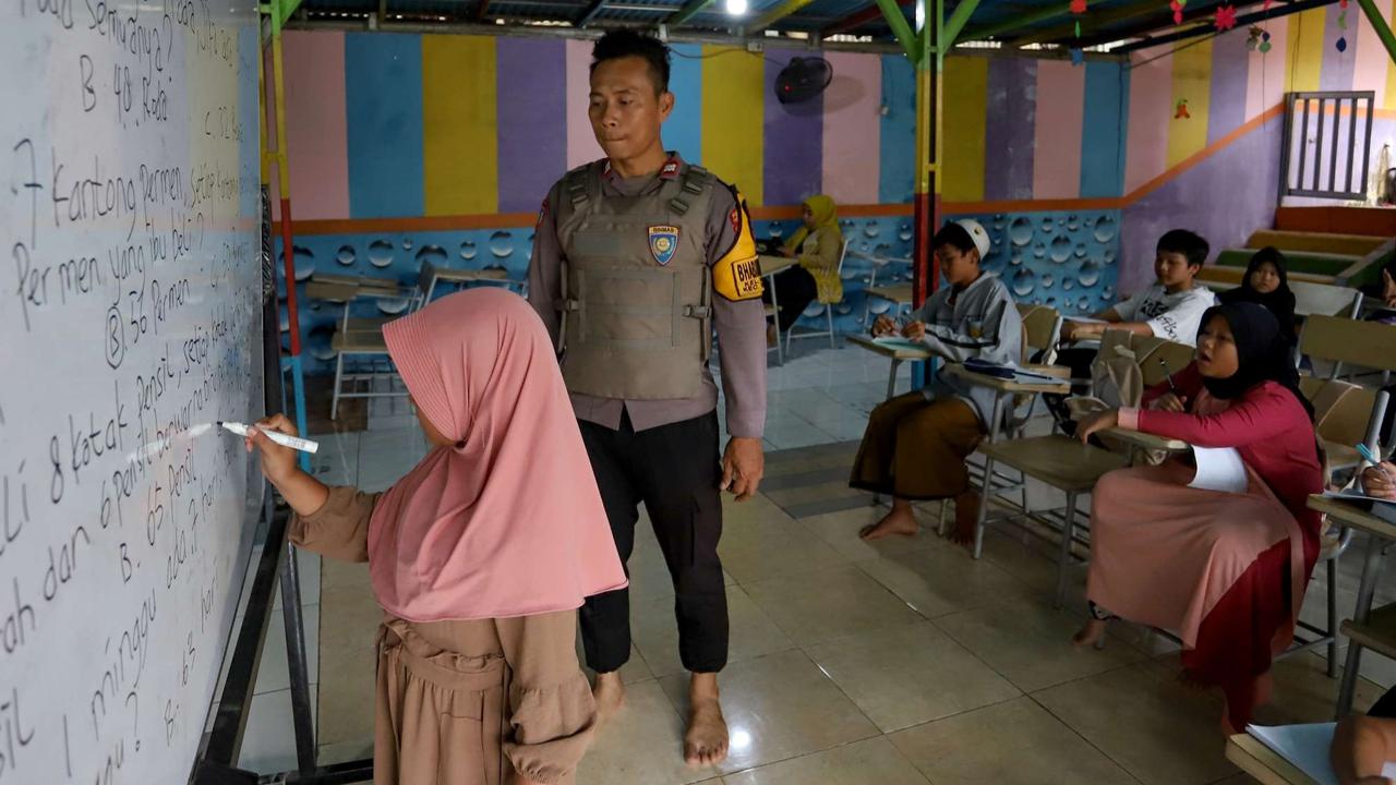 Sosok Aiptu Agus Riyanto, Polisi Inspiratif Dirikan Sekolah Gratis untuk Anak-Anak Pemulung di Sudut Jakarta