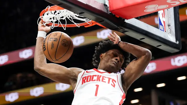 Pemain Rockets Amen Thompson melakukan dunk saat melawan Nets di NBA 2025/2026