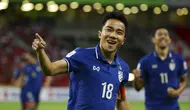 Selebrasi striker Thailand, Chanathip Songkrasin, usai membobol Timnas Indonesia pada leg pertama final Piala AFF 2020 di National Stadium, Singapura, Rabu (29/12/2021) malam WIB. (AP Photo/Suhaimi Abdullah)