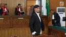 Terdakwa perkara ujaran kebencian Ahmad Dhani saat menjalani sidang lanjutan di PN Jakarta Selatan, Senin (14/5). Eksepsi Ahmad Dhani ditolak karena materinya dinilai terkait dengan materi pokok perkara. (Liputan6.com/Immanuel Antonius)